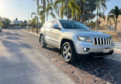 Grand-Cherokee-Overland-2011-1