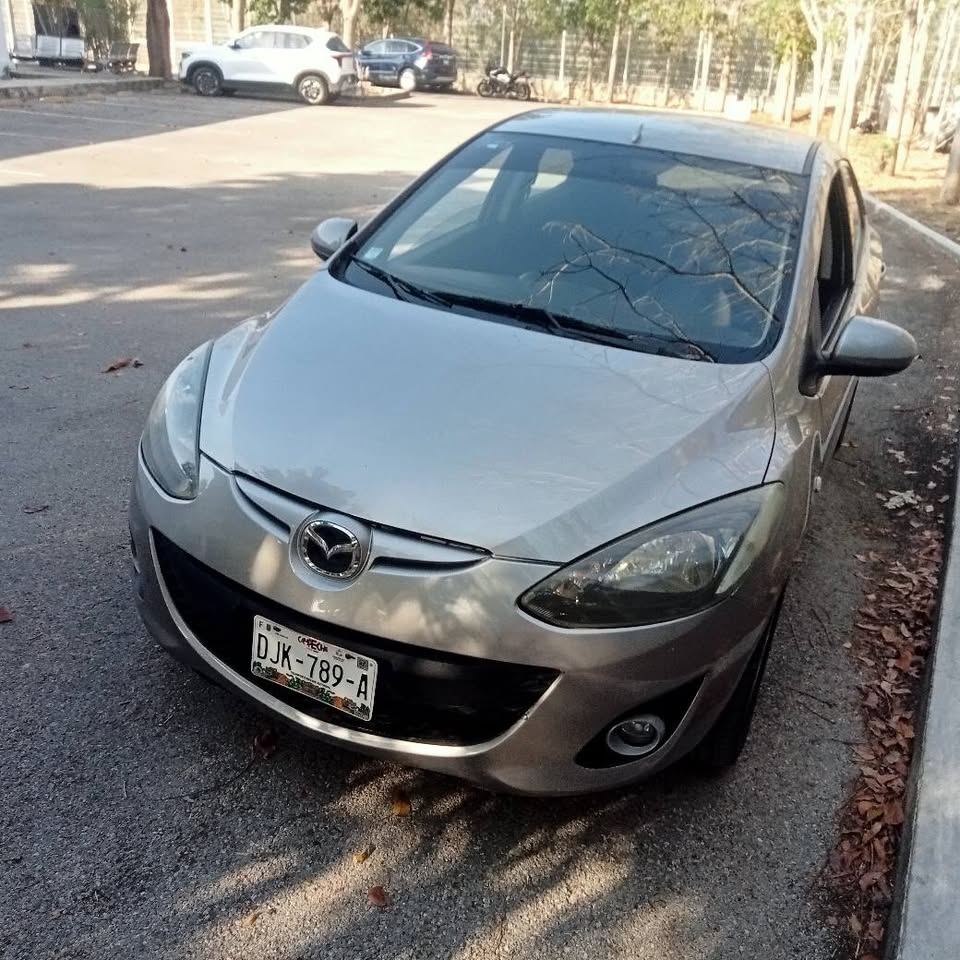 Mazda 2 hachback 2012