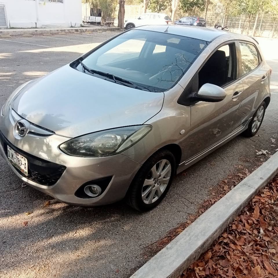 Mazda 2 hachback 2012