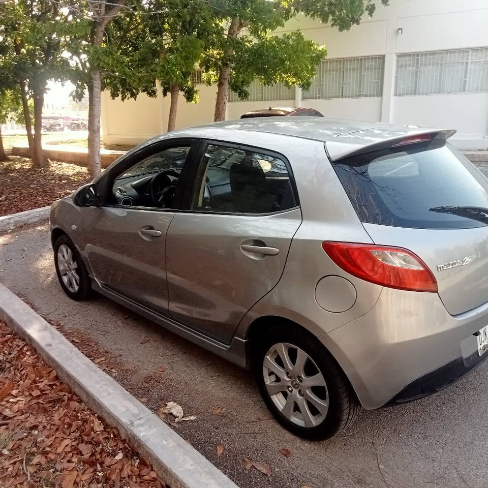 Mazda 2 hachback 2012