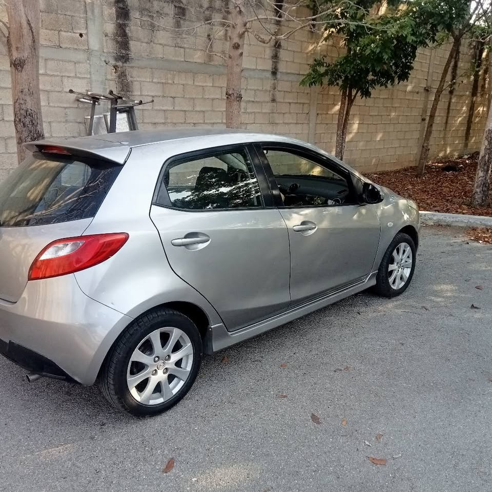 Mazda 2 hachback 2012