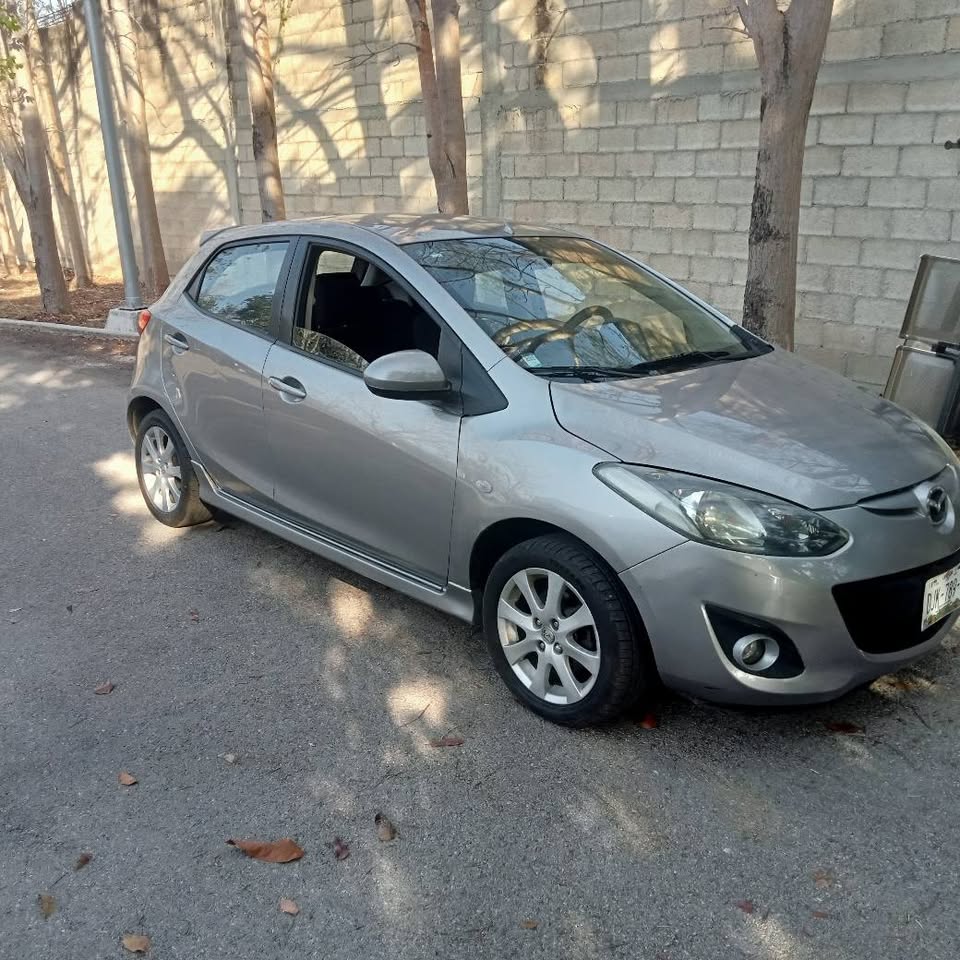 Mazda 2 hachback 2012