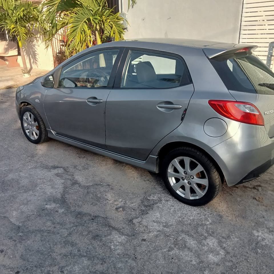 Mazda 2 hachback 2012