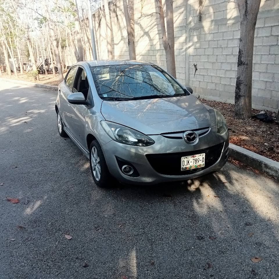 Mazda 2 hachback 2012
