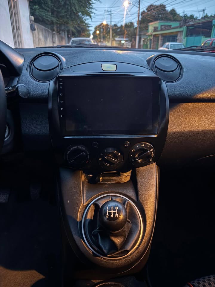Mazda 2 hachback 2012