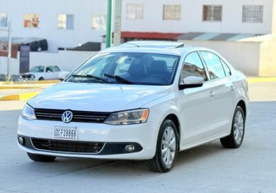 Volkswagen-Jetta-2012-1