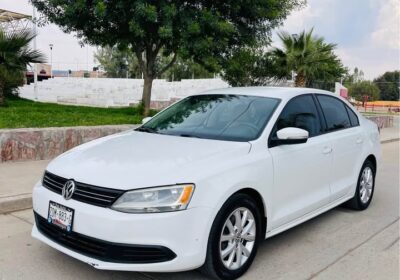 Volkswagen-Jetta-2012-1
