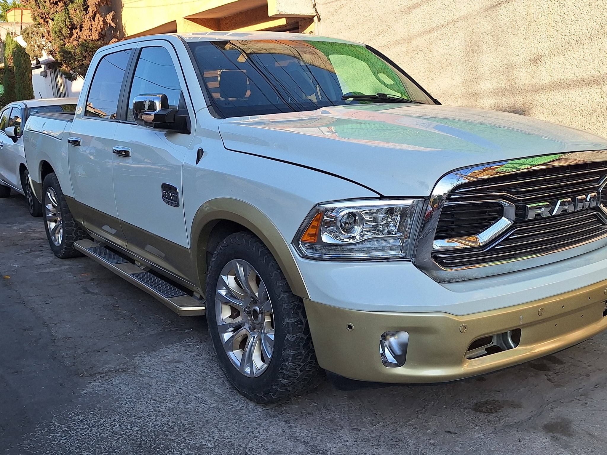 Hermosa pickup 2500 RAM longhorn