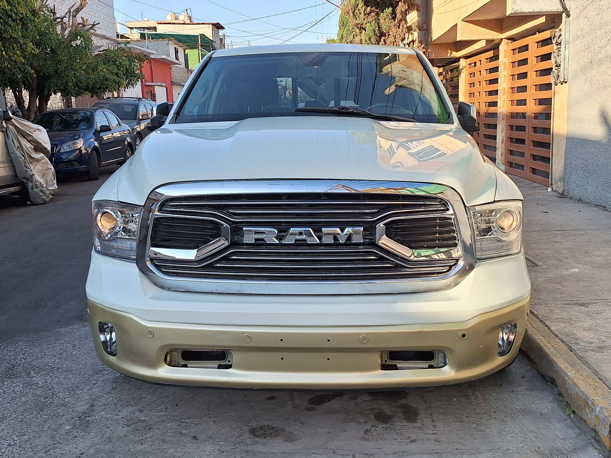 Hermosa pickup 2500 RAM longhorn