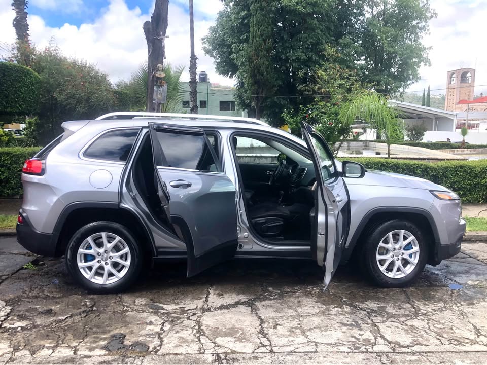 BONITA JEEP CHEROKE 2015