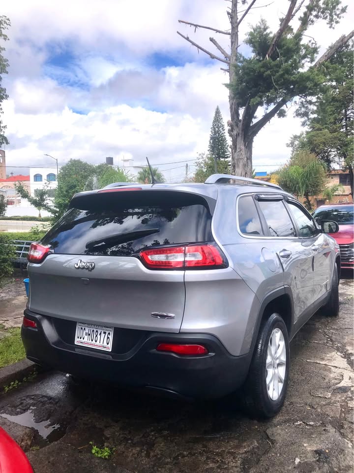 BONITA JEEP CHEROKE 2015