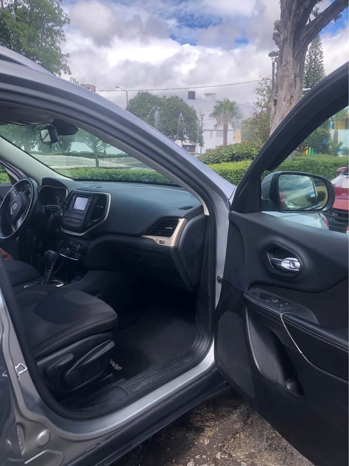 BONITA JEEP CHEROKE 2015