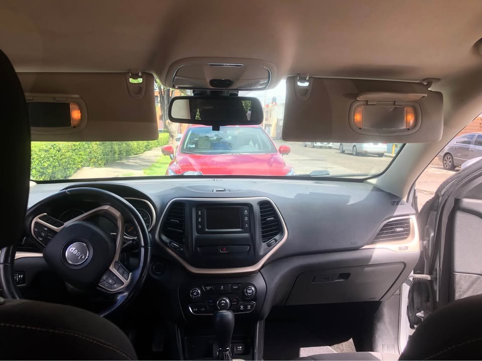 BONITA JEEP CHEROKE 2015